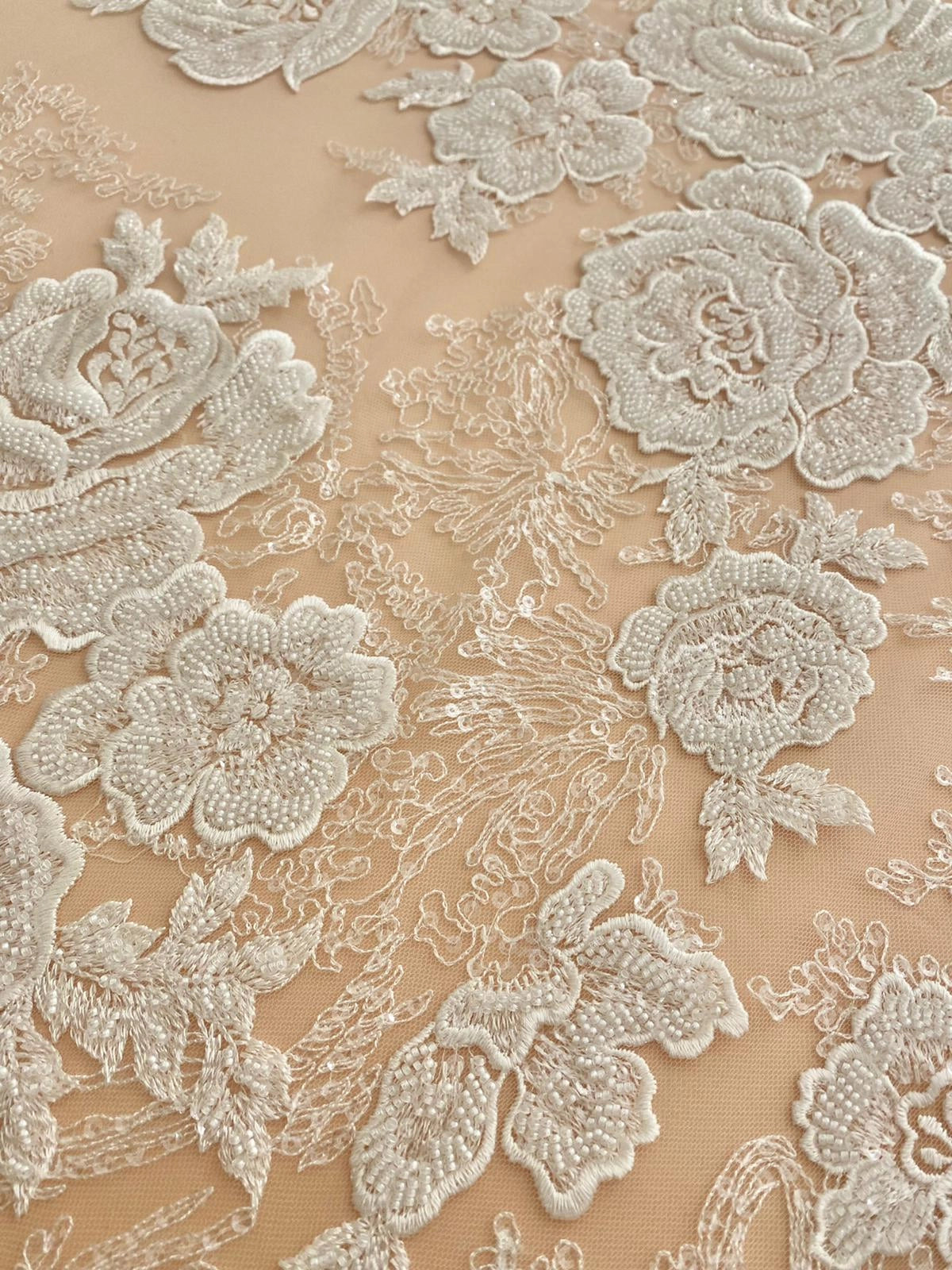 Dantela Couture Ivory virágmintás, gyöngyökkel és flitterekkel