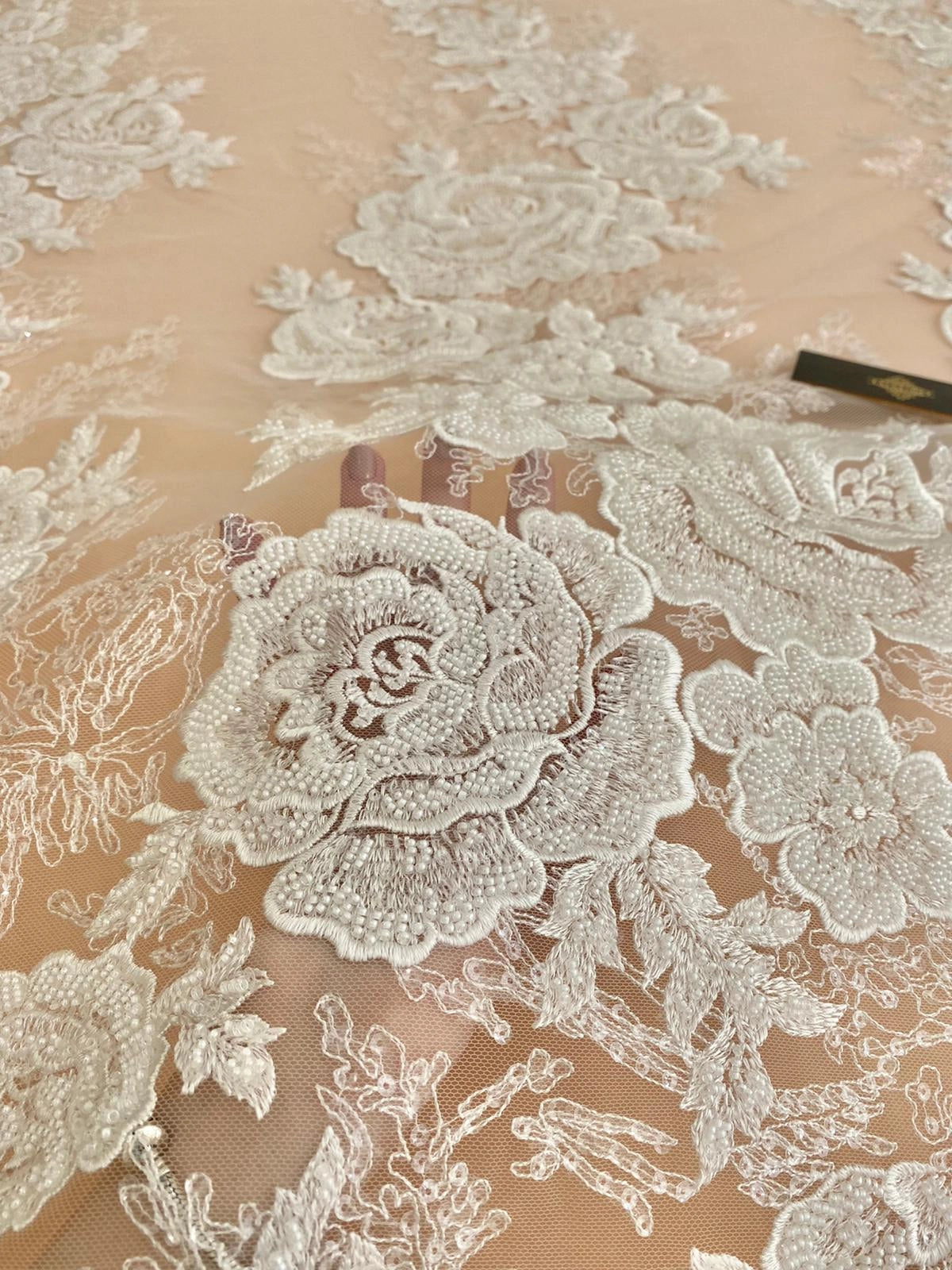 Dantela Couture Ivory virágmintás, gyöngyökkel és flitterekkel