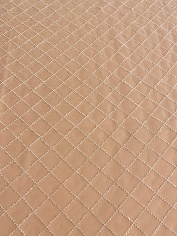 Geometriai mintás csipke gyöngyökkel és flitterekkel